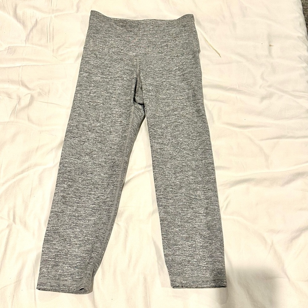 Old navy gray heather semi cropped leggings, size XS, great quality, very comfy